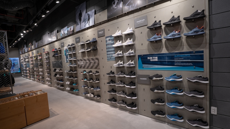 Không gian bên trong cửa hàng adidas lớn nhất tại Tp.HCM tọa lạc ở lầu 2, tòa nhà Landmark 81. 