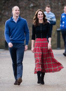 Mách bạn 4 kiểu áo phù hợp với các chân váy họa tiết tartan Giáng sinh