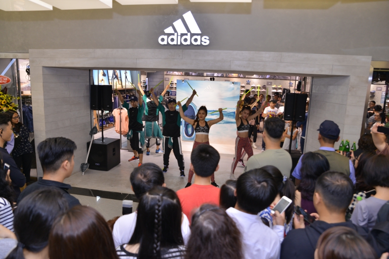 Hoạt động sôi nổi trong ngày khai trương cửa hàng adidas mới nhất tại tòa nhà Landmark 81 cao nhất Việt Nam. 