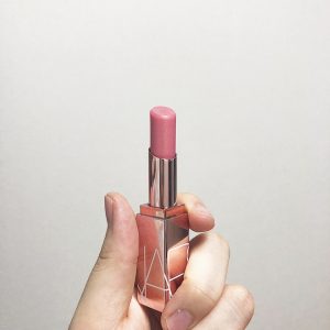 10 món mỹ phẩm phải-mua của năm 2018: tất cả đều lung linh hết cỡ, thú vị nhất là cây son “cứ đánh lên là có người tán”