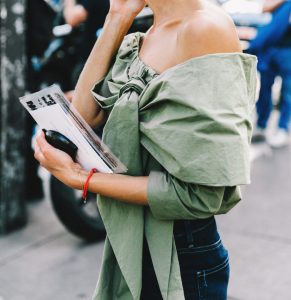 Cảm hứng phối đồ ngày Đông với sắc xanh ô liu bụi bặm