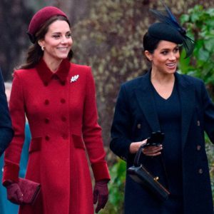 Chọn trang phục màu sắc đối lập, Kate và Meghan xuất hiện cùng nhau trong ngày Giáng sinh