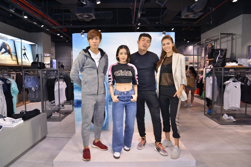 Từ trái qua: Lincoln Thúc Lĩnh, Chi Pu, MC Phạm Anh và Minh Tú trong buổi khai trương cửa hàng adidas Landmark 81.