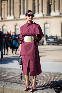 Trang phục dự tiệc: Diện sắc đỏ burgundy quyến rũ như ly rượu vang